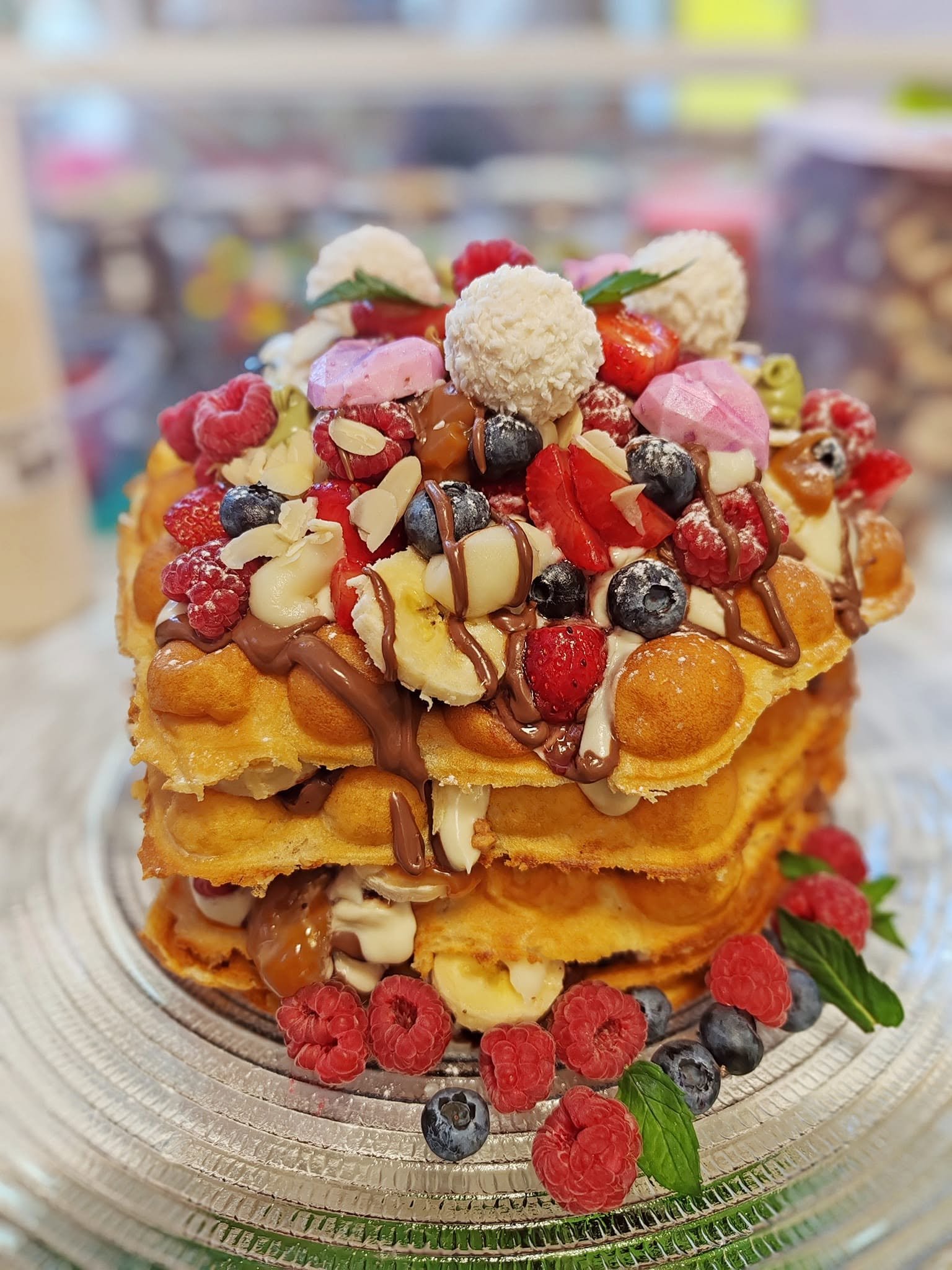 Купчина bubble waffles с горски плодове, банан, бадеми и Nutella — Dreams, Созопол