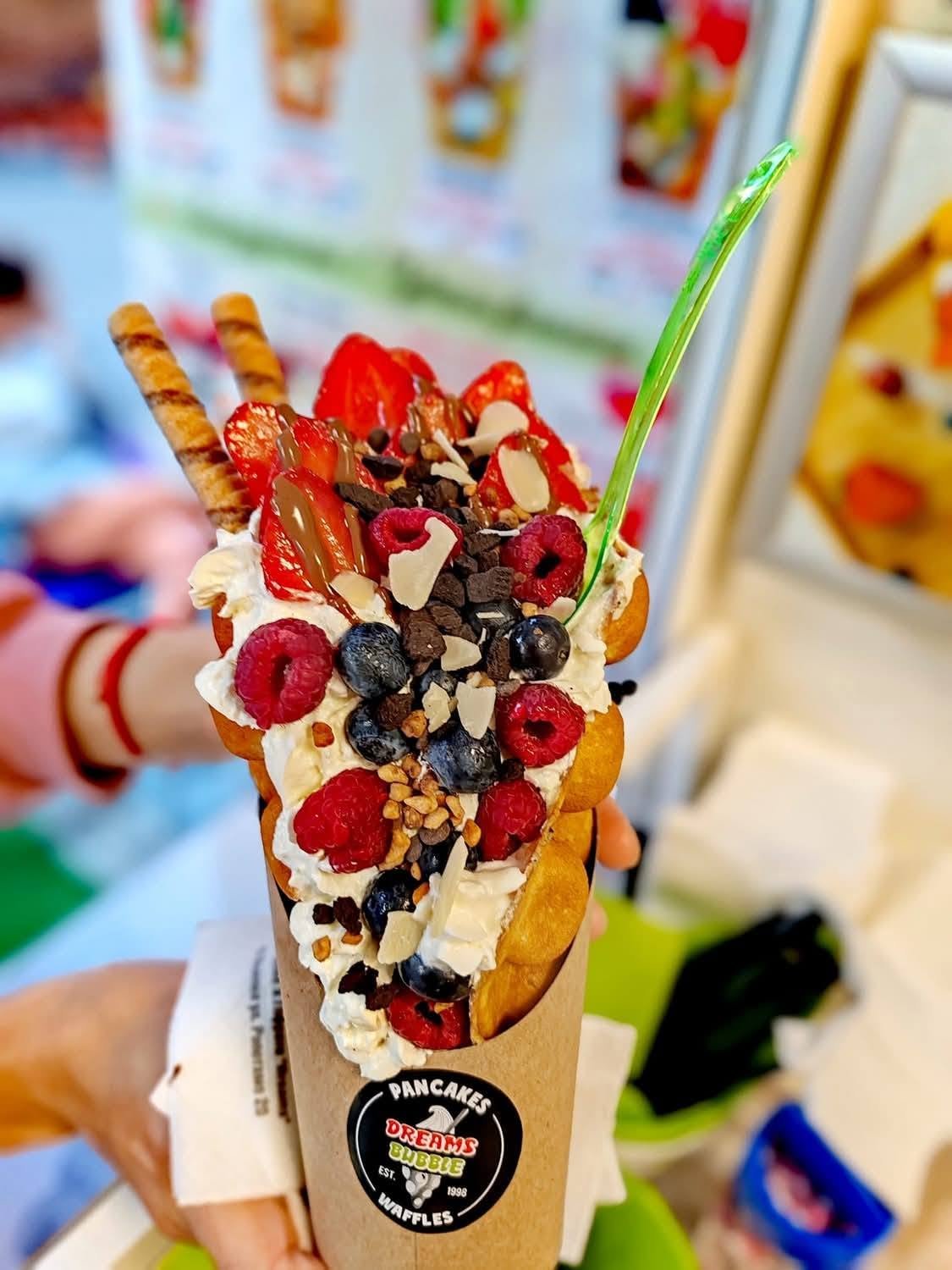 Bubble waffle в чаша Dreams със сметана, ягоди, малини и боровинки — Созопол