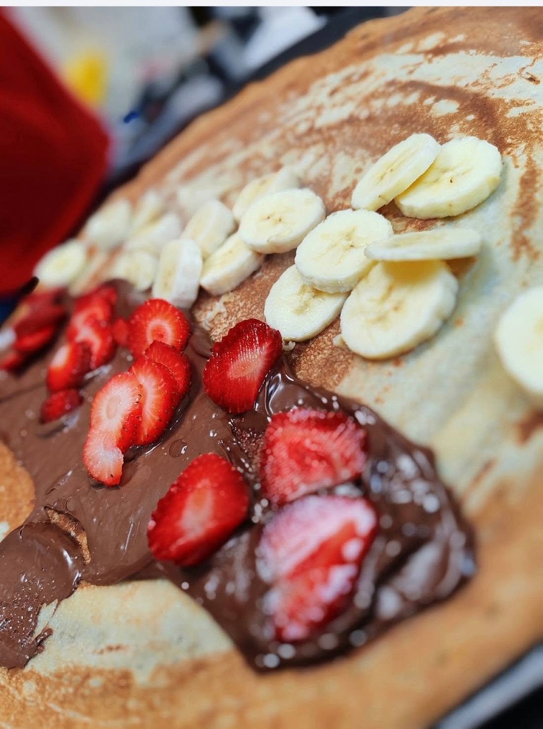 Палачинка с Nutella, свежи ягоди и банан на плочата — Dreams, Созопол