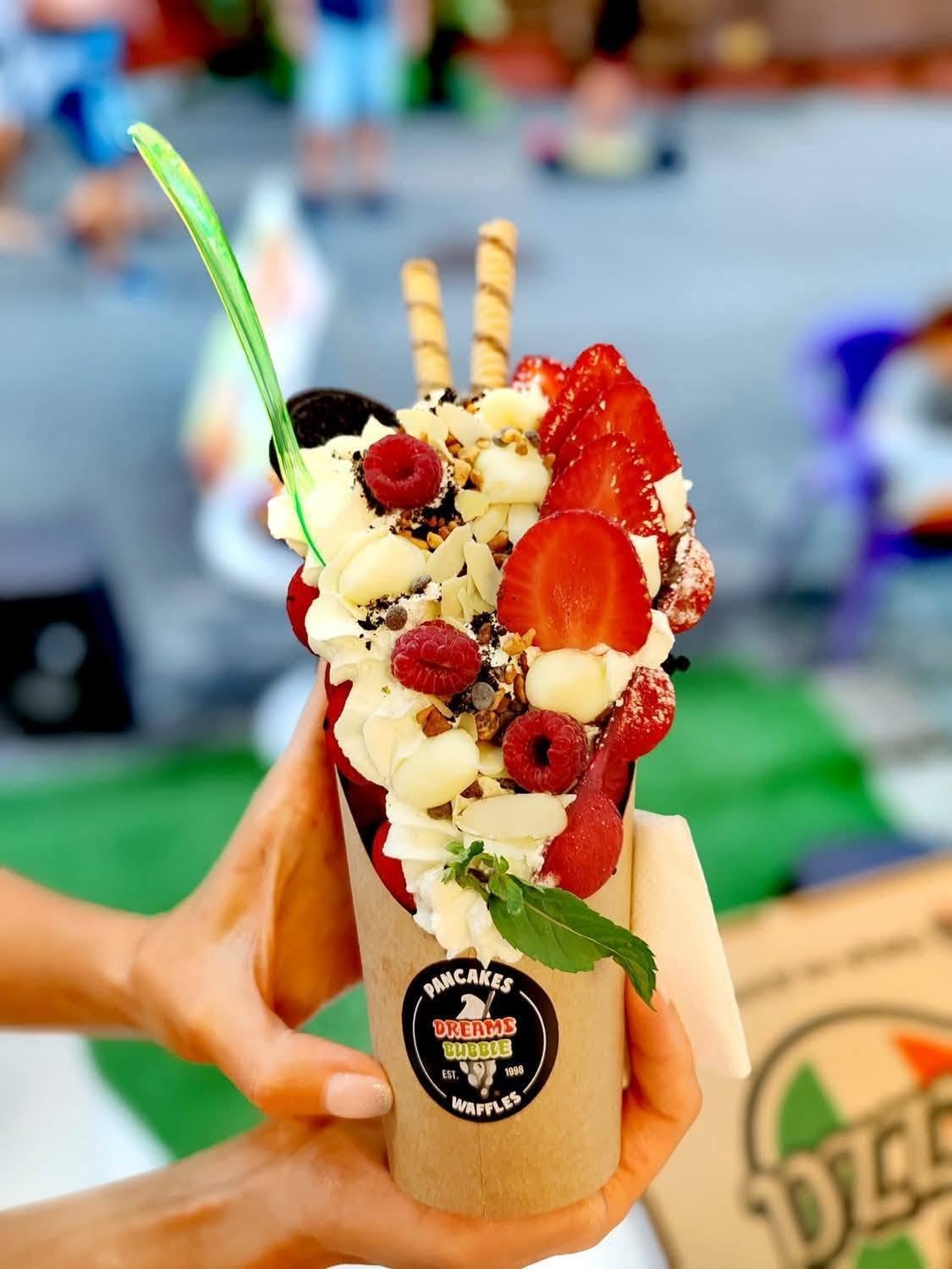 Bubble waffle Dreams със свежи ягоди, малини, сметана и бисквитени пръчици — Созопол
