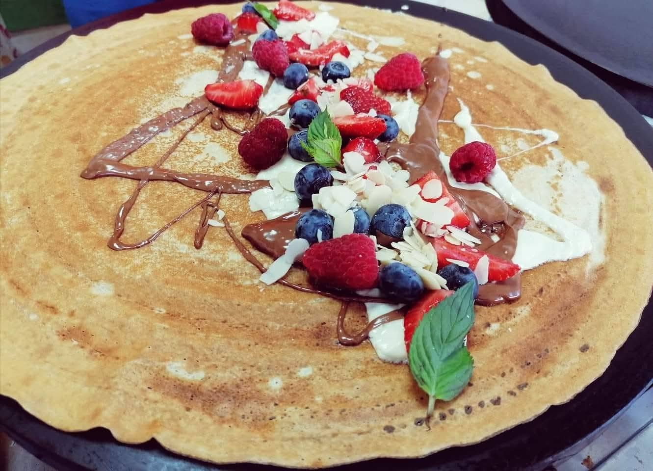 Палачинка Dreams с Nutella, свежи ягоди, малини, боровинки и бадеми — Созопол